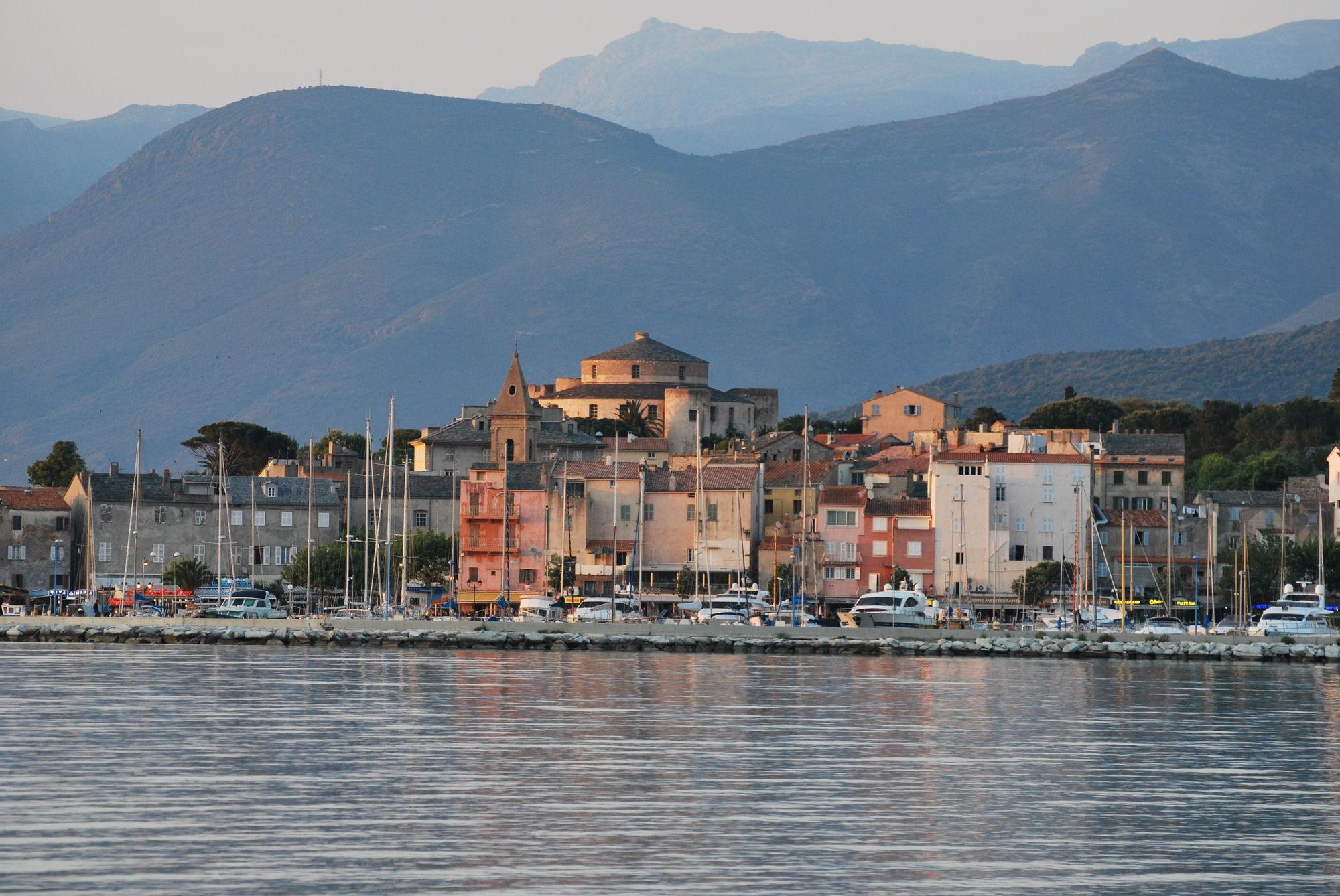 Adonis Saint Florent Buitenkant foto