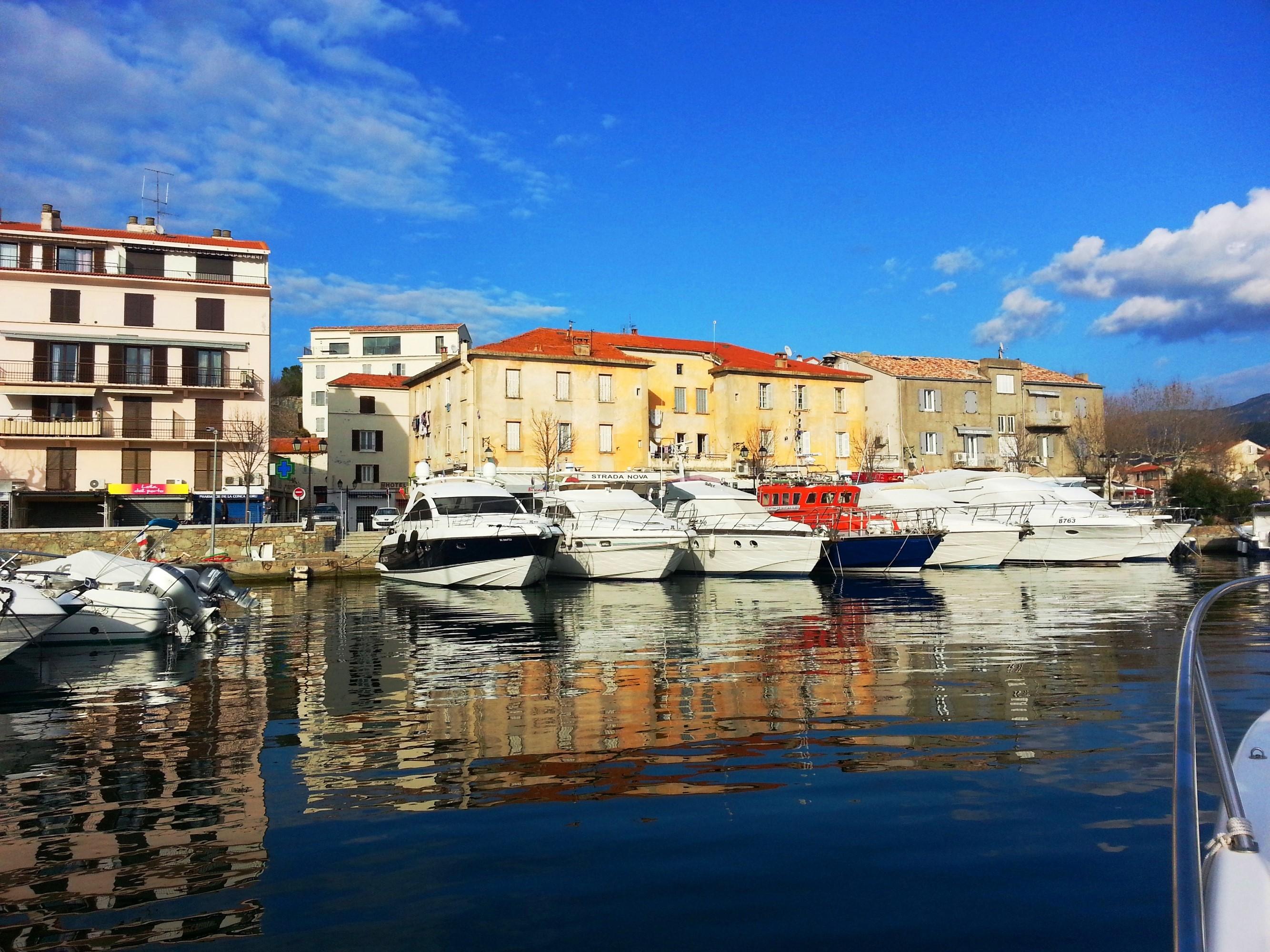 Adonis Saint Florent Buitenkant foto